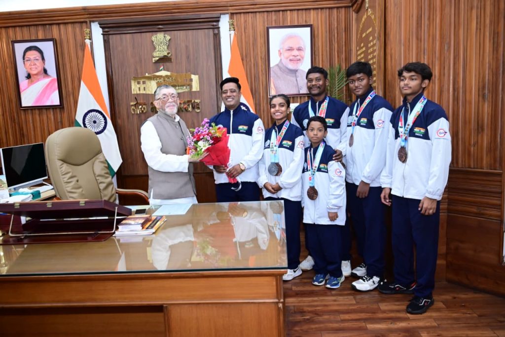 Jharkhand Governor Shri Santosh Kumar Gangwar felicitating the medal-winning players and coach of the 18th World Arnis Championship at Lok Bhavan, Ranchi.